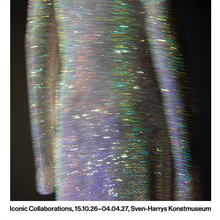 Ladda upp bild till gallerivisning, Utställningsposter Iconic Collaborations – paljettklänning Stella McCartney