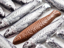 Ladda upp bild till gallerivisning, Konservburk med chokladsardiner