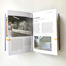 Ladda upp bild till gallerivisning, En guide till konsten i tunnelbanan Sven-Harrys konstmuseum