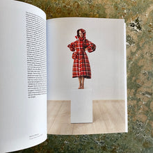 Ladda upp bild till gallerivisning, Utställningskatalog till "Art in Fashion"