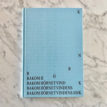 Ladda upp bild till gallerivisning, Utställningskatalog till "Bakom hörnet vindens jojk"