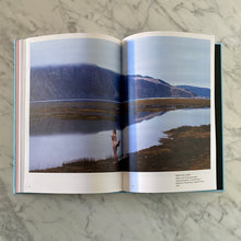 Ladda upp bild till gallerivisning, Utställningskatalog till "Bakom hörnet vindens jojk"