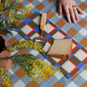 Serveringsbrädor och underlägg designade av Evelina Kroon